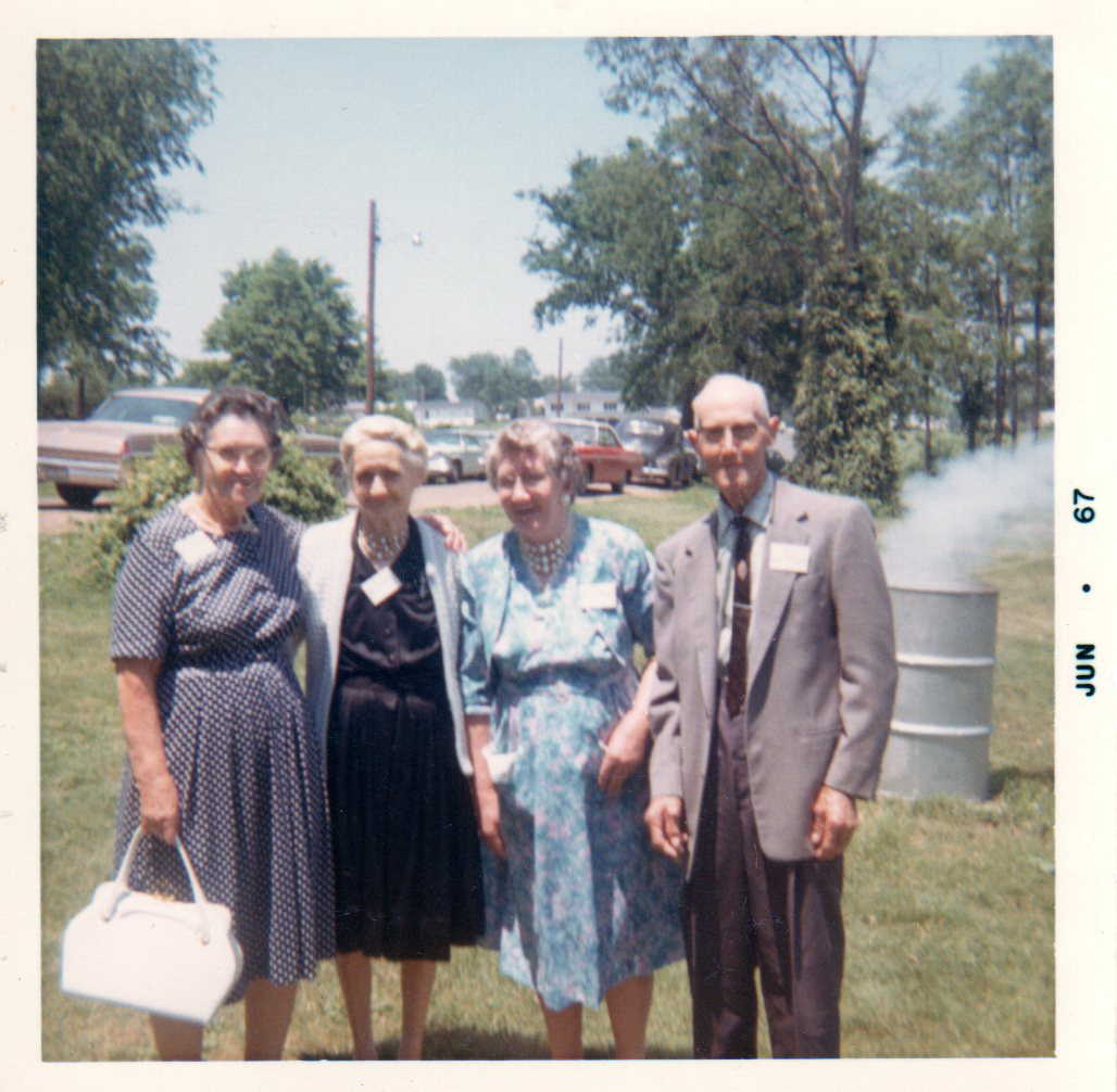 Source/Pictures/Included/Crawford,_Bessie_E-3102/Crawford,_Bessie,_Effie,_Birdie_and_John_A.jpg