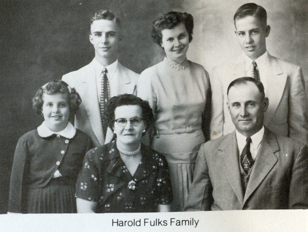 Source/Pictures/Included/Fulks,_Harold_Charles-I589/Fulks,_Harold,_Faye_and_Family.jpg