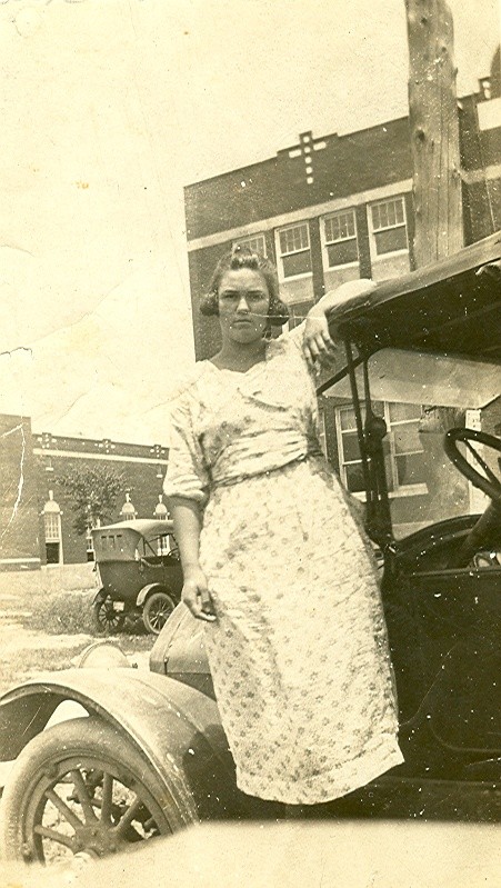 Source/Pictures/Included/Taber,_Ruth_Viola-I469/Fulks,_Ruth-Standing_next_to_car-1924.jpg